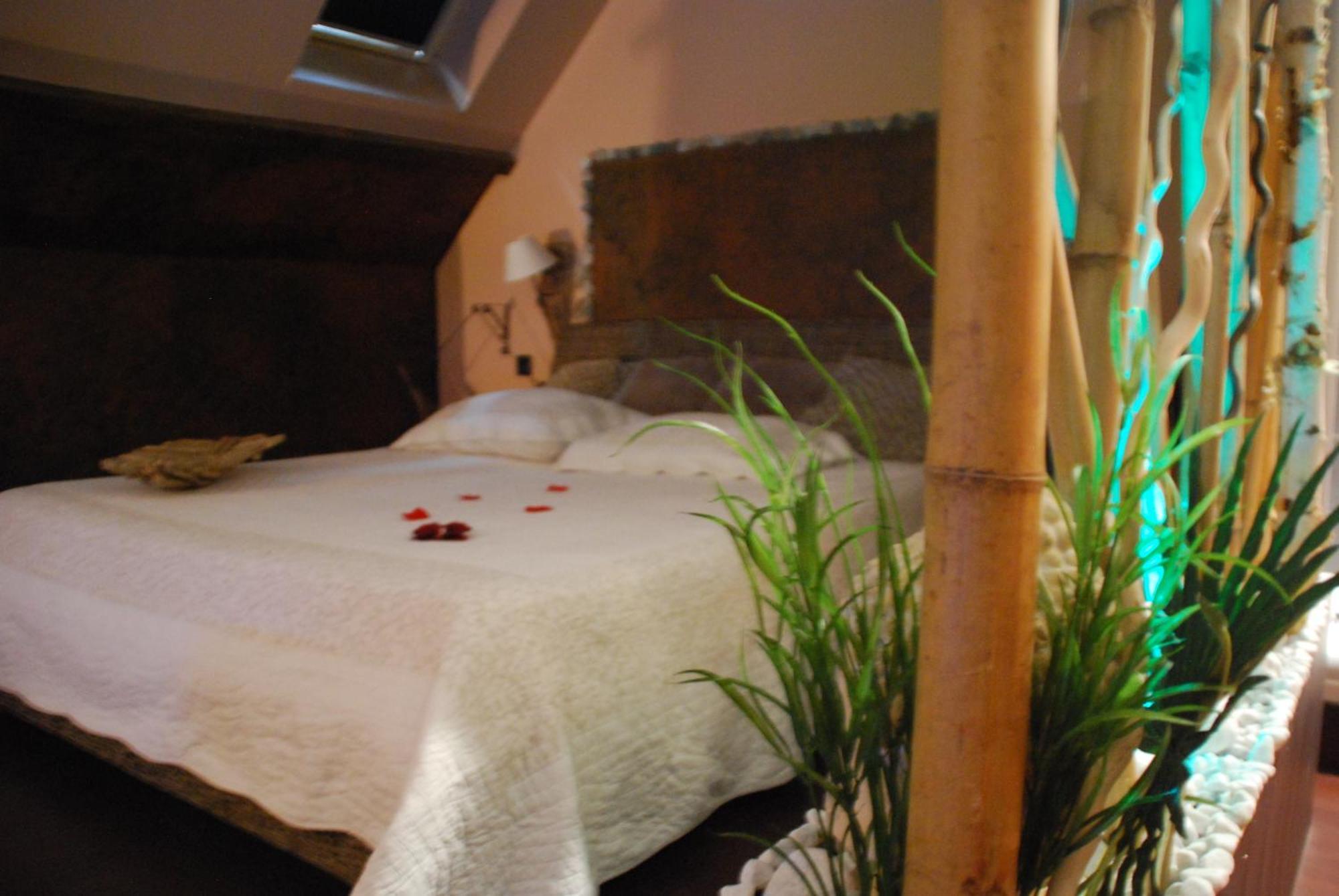 Chambres D Hotes ,Hotel ,Secret D'Une Nuit A Vicq Pres De Onnaing,Avec Piscine Стая снимка